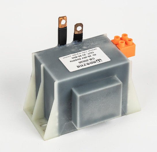 Care sunt considerentele cheie de proiectare pentru disiparea căldurii în transformatoarele de tip R pentru medii de instalare de înaltă densitate?