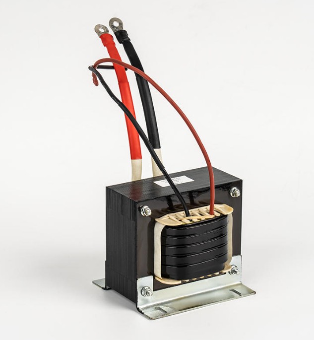 Ce fenomene cauzează saturația miezului într-un transformator cu invertor?